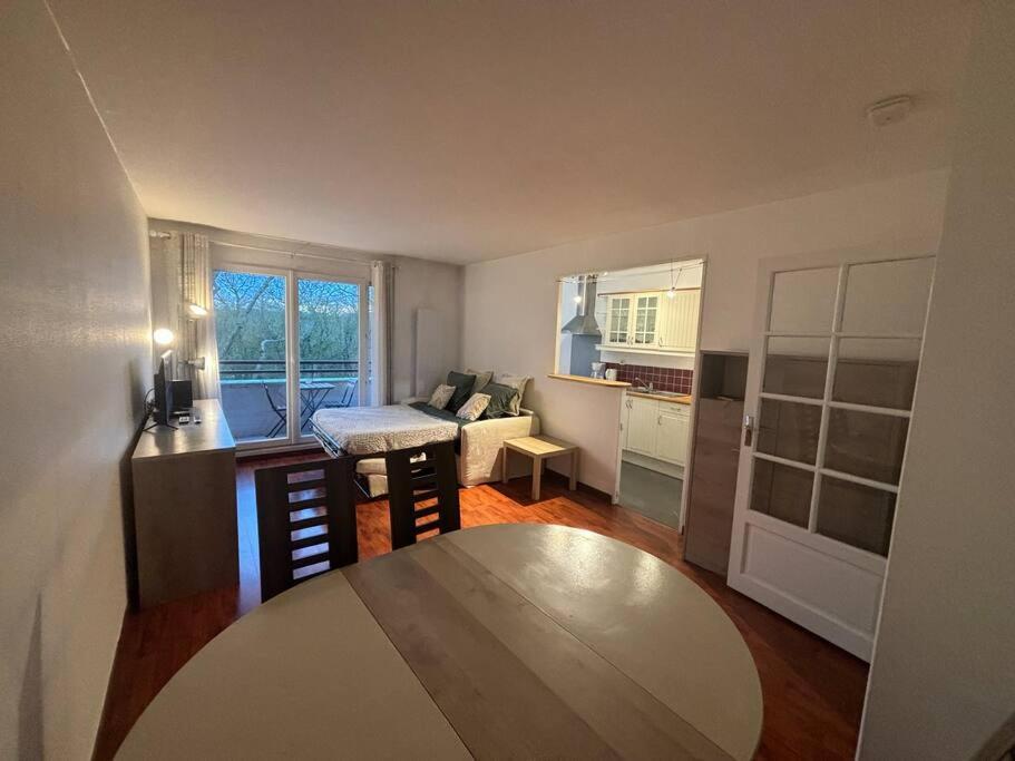 Apartamento F3 Avec Balcon 5 Min Gare Sqy Et Parking Gratuit Guyancourt Exterior foto